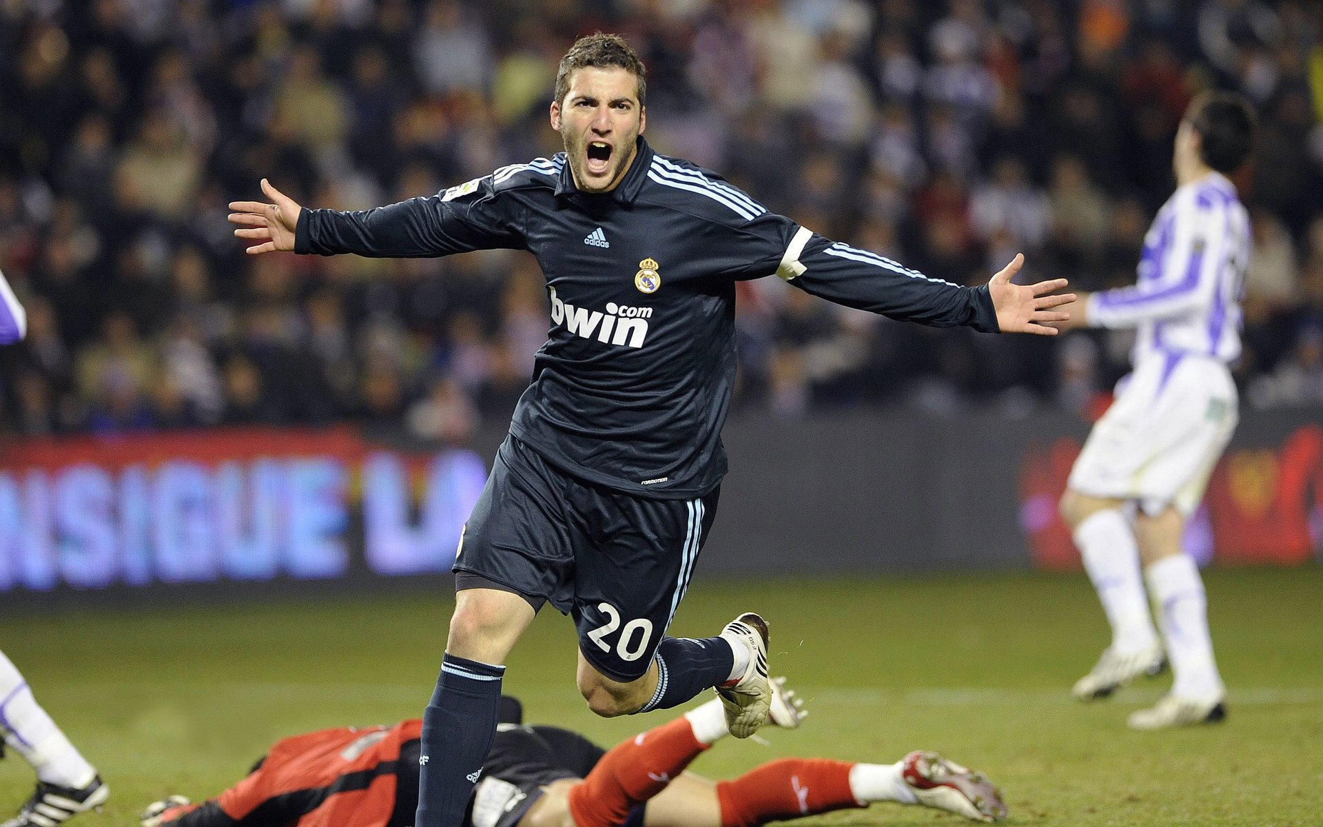 “中国足球产业持续优化，吸引更多投资和合作”，中国足球产业发展现状